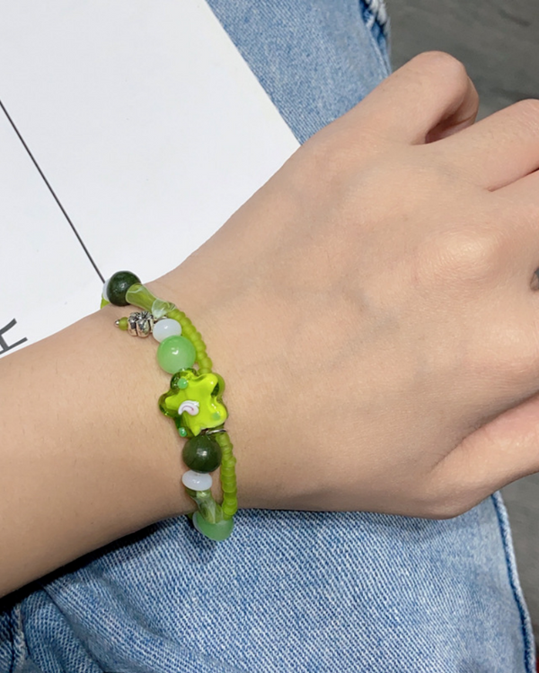 Irregular green flower beaded bracelet