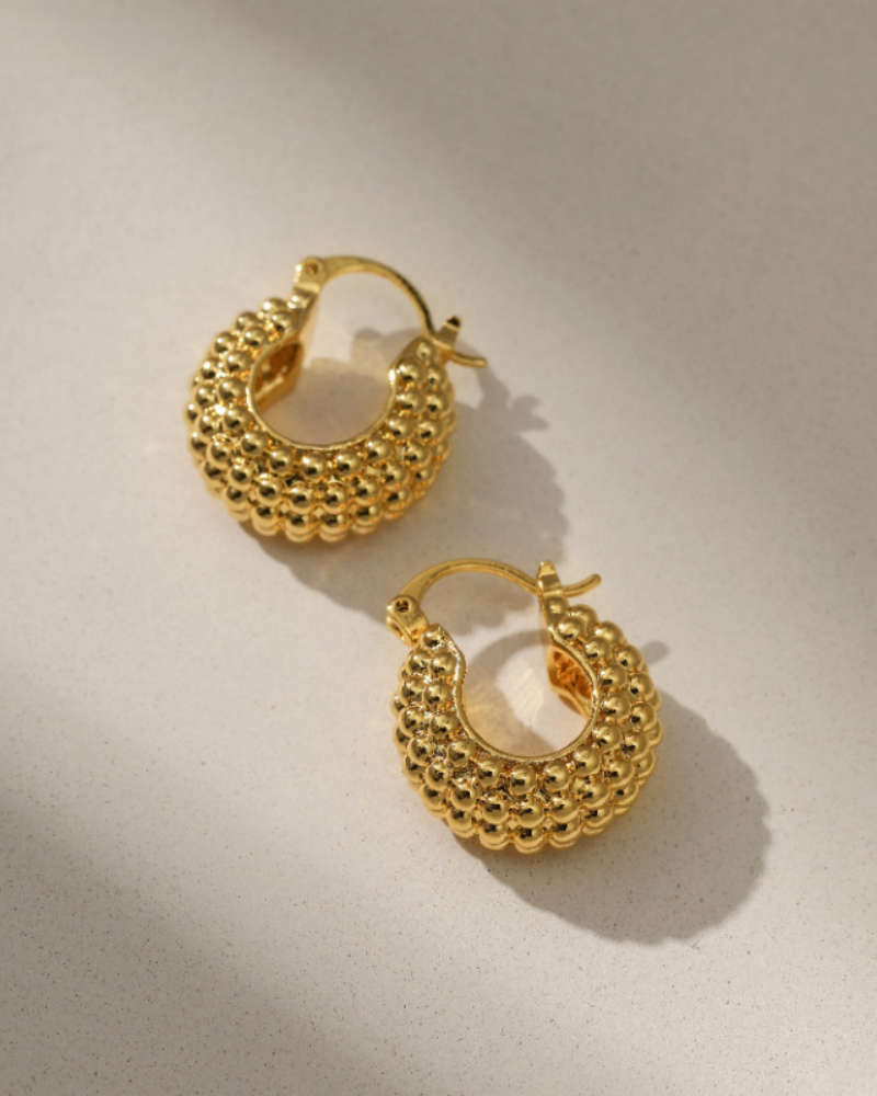 Bump grain pattern short earrings